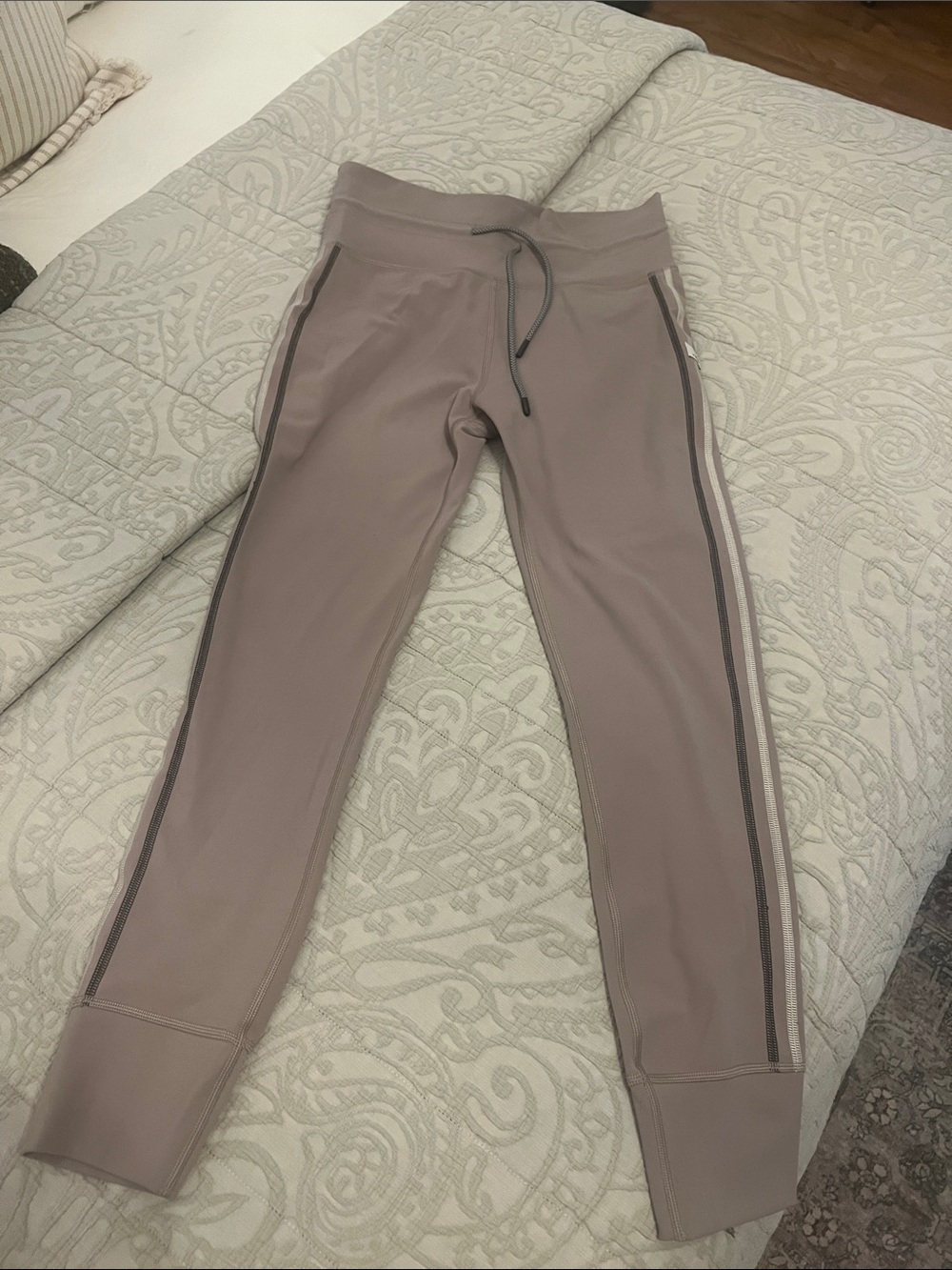 Vuori daily Joggers with Contrast Side Stripes